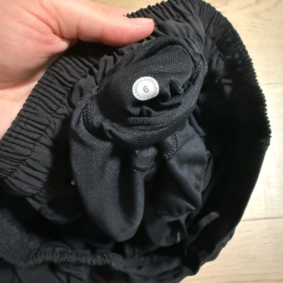 lululemon athletica Hotty Hot Black Women's Athletic Shorts 2 1/2 - Picture 3 of 3